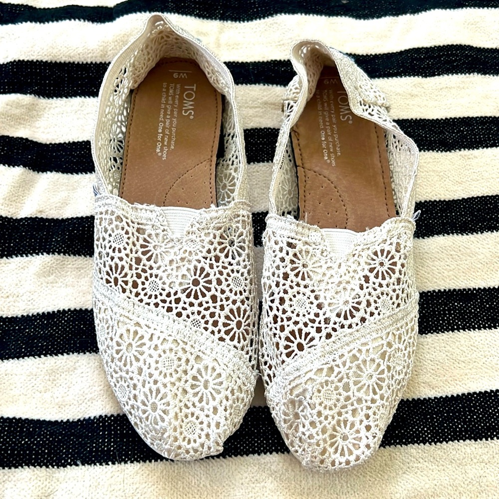 New without tags lace detail Tom’s